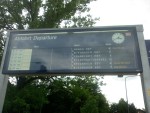 Anzeigentafel der Abfahrten an der Station Stadion Der erste Zug nach Hanau fällt aus.