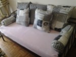 Mein Bett, bezogen mit einem Bettbezug und Kissen am Rand aufgestellt