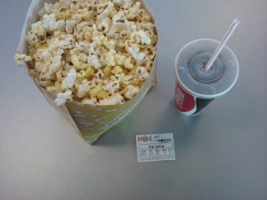 Popcorn und Cola und Eintrittskarte für Kino