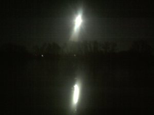 Mond in der Nacht spiegelt sich im Wasser