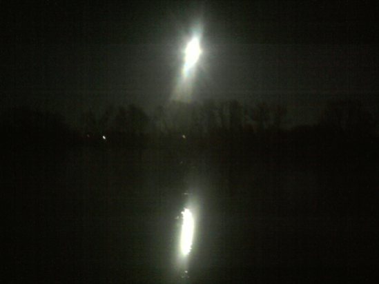Mond in der Nacht spiegelt sich im Wasser