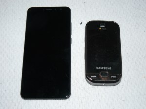 Zwei unterschiedlich große Handys liegen nebeneinander, Auf dem rechten, kleineren, steht Samsung.