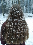 Lange Haare mit Schneeflocken