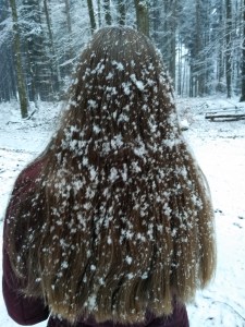 Lange Haare mit Schneeflocken