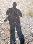 Schattenumriss auf steinigem Untergrund