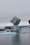 Ein Eisberg, dessen Spitze wie ein Würfel aussieht, in der Gletscherlagune