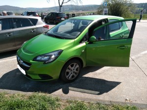 Flip, mein grüner Corsa, steht mit geöffneter Fahrertür auf einem Parkplatz