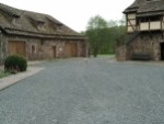Einfahrt zum Wasserschloss Wüllmersen
Mittem im Weg liegt etwas