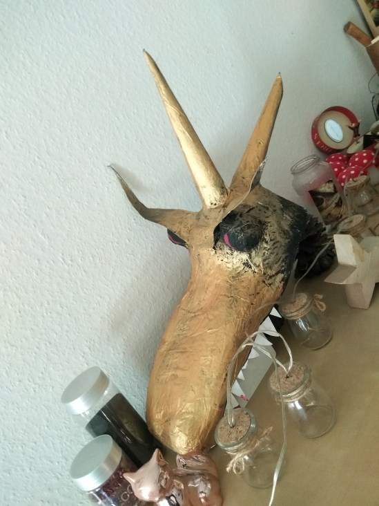Goldene Drachenkopf-Maske mit Horn