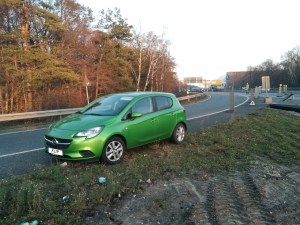 Flip steht an einer Ausfahrt einer Schnellstraße