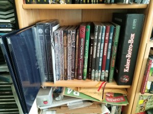 Regalfach geordnet mit Büchern zu Rollenspielen