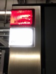 Lampen an einem Röntgengerät, die anzeigen, dass das Gerät in Betrieb ist (Weiß) und ein Röntgenvorgang läuft (Rot)
