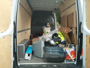 Innenraum eines Transporters mit Speermüll und Gerümpel