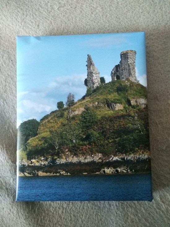 Foto eines Schottlandkalenders als Geschenkverpackung - zu sehen ist die Ruine Castle Moil bei Kyleakin