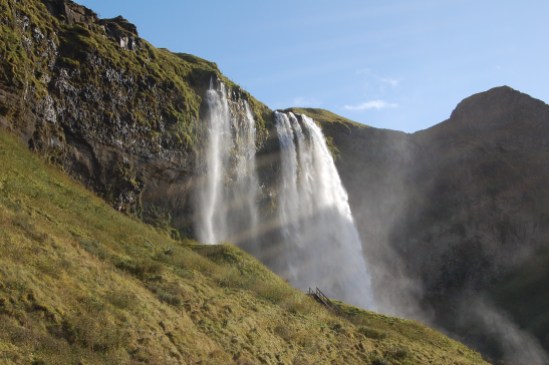 Seljalandsfoss von der Seite aufgenommen, mit Sonneneinfall von rechts