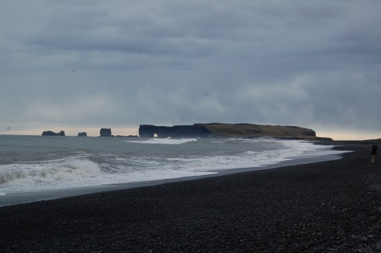 Dyrholaey mit Black Sand Beach im Vordergrund