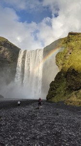Skógafoss mit Regenbogen