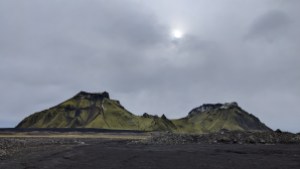 Inselberg in Island, nördlich von Hjörleifshöfði. Name mir nicht bekannt - und darüber die Sonne als heller Fleck