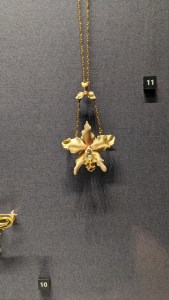 Schmuckstück in Orchideenform