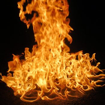Feuer vor schwarzem Hintergrund