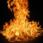 Feuer vor schwarzem Hintergrund