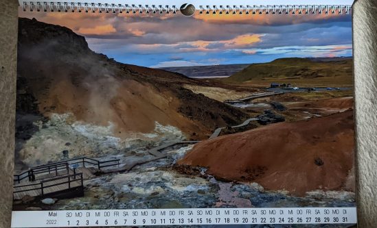 Mai Bunte und dampfende Erde, mit einem Weg aus Holzstegen, im Vulkangebiet Krýsuvík.