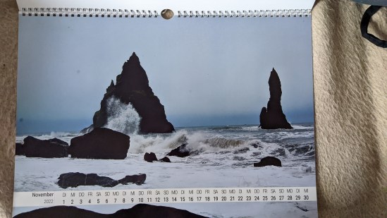 November Zwei Felsspitzen von Reynisdrangar vor gischtenden Wellen