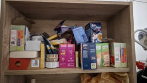 Regalfach voll mit Katzenfutter verschiedenster Hersteller