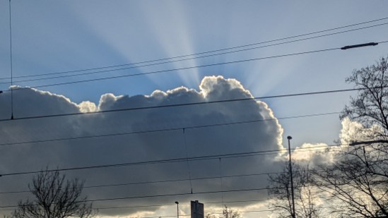 Sonnenstrahlen leuchten hinter einer Wolke hervor