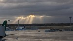 Sonnenstrahlen am Horizont hinter dem Vorfeld