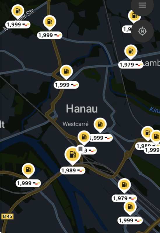 Anzeigen einer Tank-App mit Preisen von Tankstellen in Hanau von 1,979 über 1,989 bis 1,999.