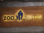 Beleuchteter Schriftzug vom Zoo Berlin - mit Gorillafigur zwischen Zoo und Berlin