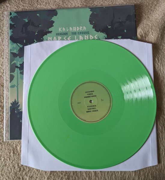 Plattencover mit dem Schriftzug "Kalandra Kingdom Two Crowns Norse Lands" auf dem eine Vinyl-Platte in der Farbe Mintgrün liegt.