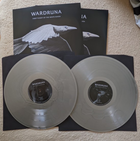 Plattencover von WARDRUNA First Flight of the White Raven und zwei Vinyl-Schallplatten in Silber