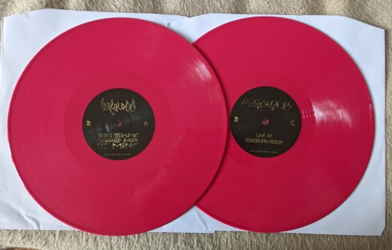 Zwei Vinyl-Platten in Purple. Links: GGGOLDDD - THIS SHAME SHOULD NOT BE MINE Rechts: GGGOLDDD - LIVE AT ROADBURN REDUX