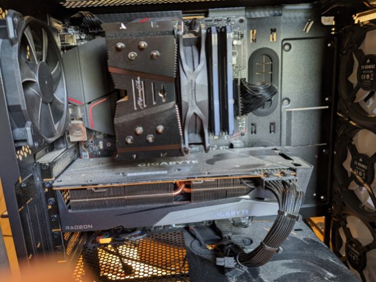 Blick ins Innere des PCs Zu sehen ist Grafikkarte, Motherboard, SSC,Festplatten, Ventilatoren