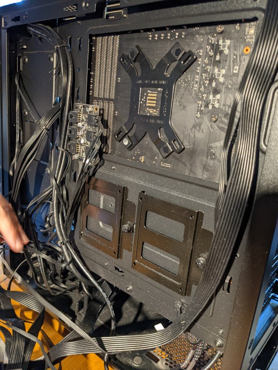 Nochmal Innereien des PCs mit vielen Kabeln