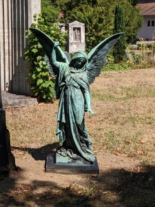 Grünlich angelaufener Friedhofsengel