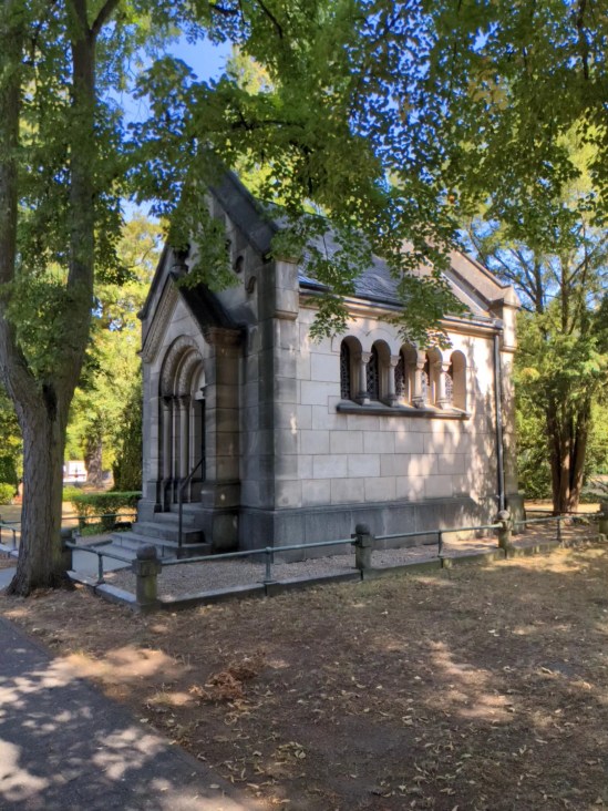 Gruft / Grabstätte in Form einer kleinen steinernen Kapelle