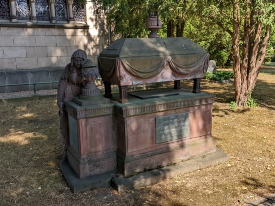 Grabstätte auf der steht: Am Grabe meiner Gattin Petronella Wilhelmina einer geborenen Müllern, errichtet von Johann Friedrich Deines ANNO 1800