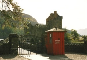 Der Zugang zur Brücke zu Eilean Donan Castle mit geöffnetem Tor und rotem Kassenhäuschen daneben