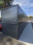 Metallene Fahrradboxen, 30 insgesamt, je 15 Stück neben- und aufeinander, von links vor den Boxen stehend gesehen