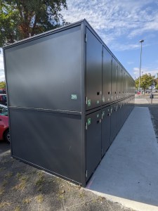 Metallene Fahrradboxen, 30 insgesamt, je 15 Stück neben- und aufeinander, von links vor den Boxen stehend gesehen