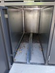 Das Innere einer Fahrradbox - in der Mitte befindet sich eine Führungsschiene, in die das Fahrrad hineingeschoben werden kann