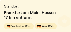 Teil eines Bildschirmfotos einer App Zu lesen ist: Standort Frankfurt am Main, Hessen 17 km entfernt Wohnt in Köln - aus Köln