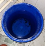 Blauer Eimer mit Wasser