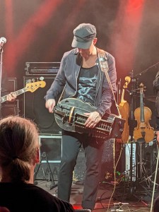 Stefan Brisland-Ferner von GARMARNA mit Drehleier