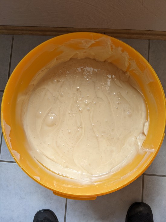 Ein großer Eimer mit Honig