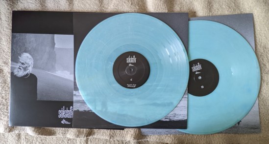 Plattencover von Sólstafir - Òtta darüber liegen die beiden LPs in blau-weiß marmorierter Farbe