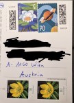 Frankierte Postkarte nach Wien in Österreich. Aus Platzgründen sind oben die beiden 5 und 70 ct Briefmarke aufgeklebt und die beiden 10 ct-Briefmarken kleben unten unter der Kennung für Austria